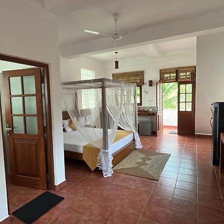 Beach Club Apartments Induruwa Exterior photo