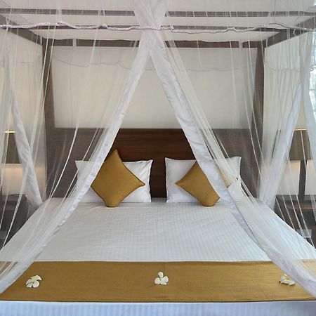 Beach Club Apartments Induruwa Exterior photo