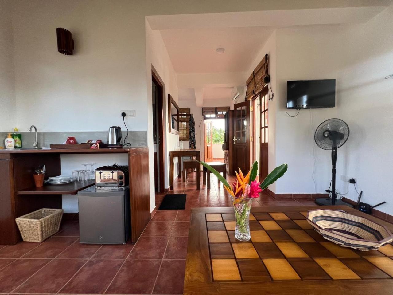 Beach Club Apartments Induruwa Exterior photo