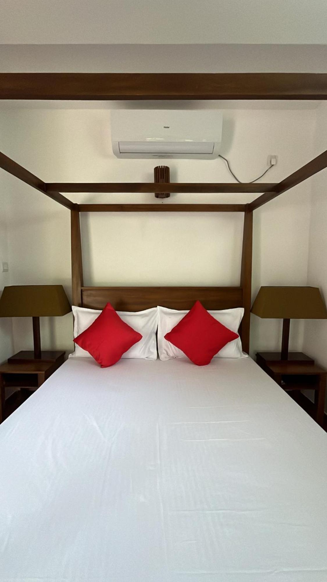 Beach Club Apartments Induruwa Exterior photo