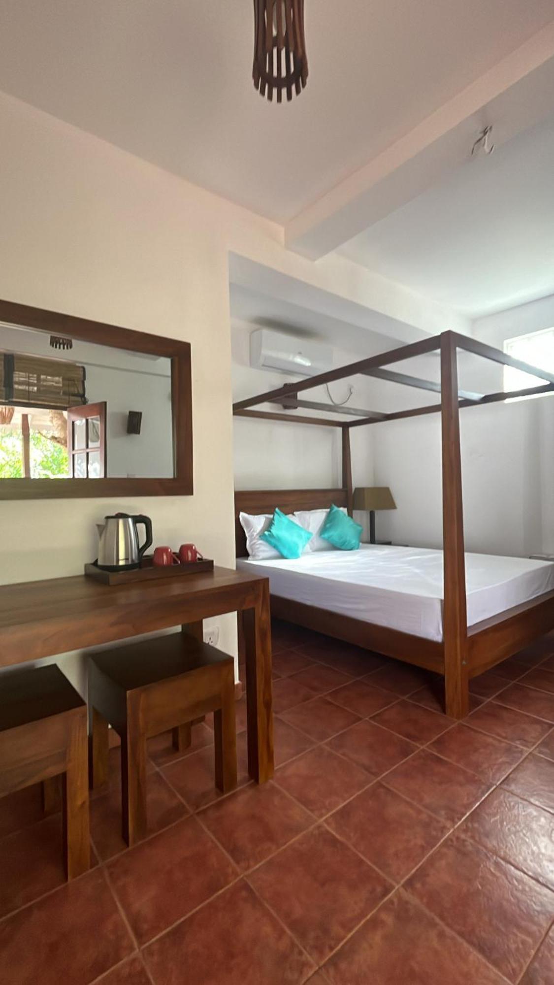 Beach Club Apartments Induruwa Exterior photo