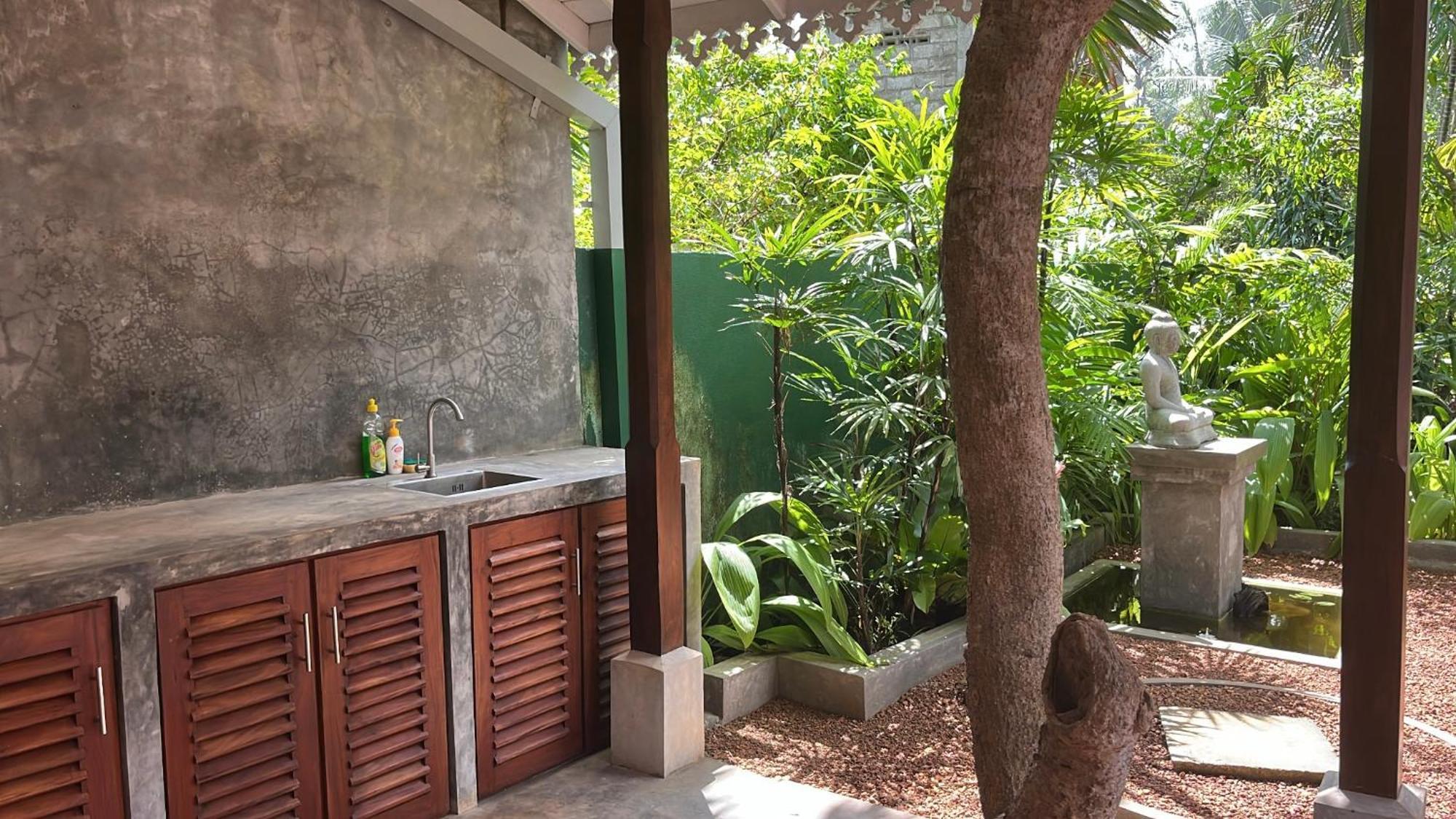 Beach Club Apartments Induruwa Exterior photo