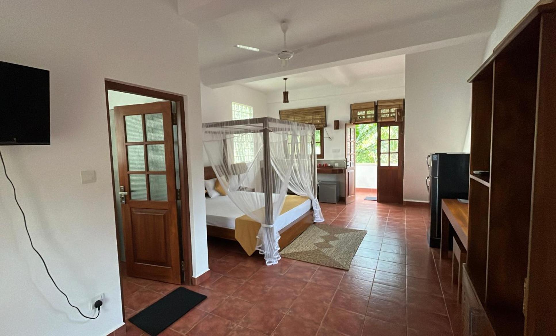 Beach Club Apartments Induruwa Exterior photo
