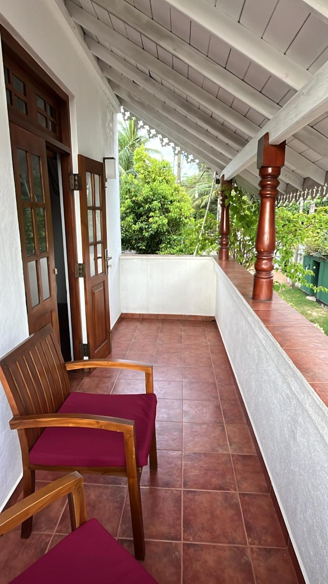 Beach Club Apartments Induruwa Exterior photo